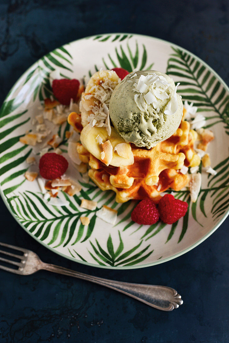 Matcha-Kokos-Eis mit Waffeln (Singapur)