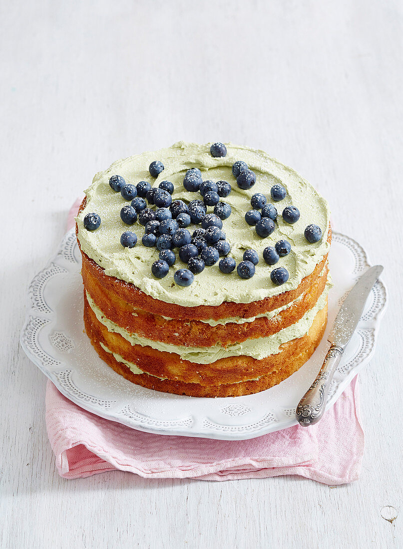 Orangen-Schichttorte mit Matchacreme und Blaubeeren