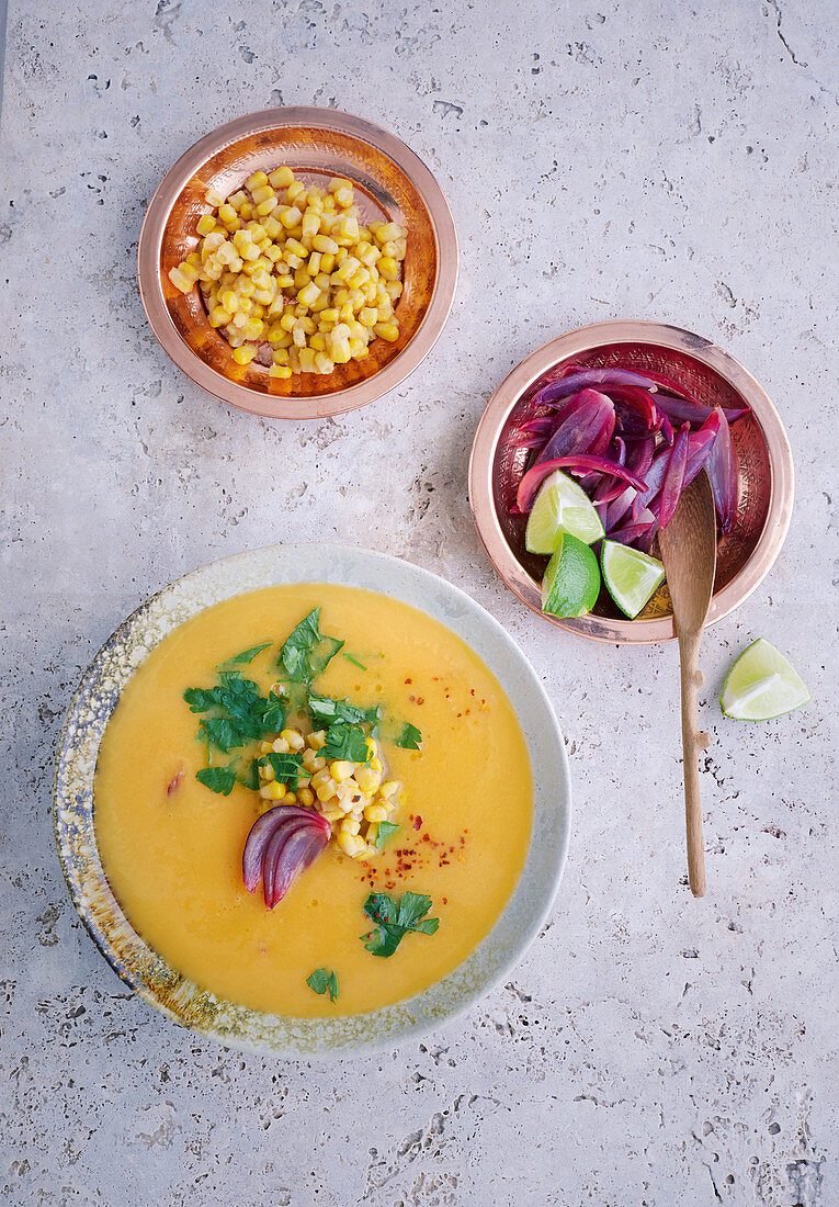 Süßkartoffelsuppe mit Limetten und roten Zwiebeln