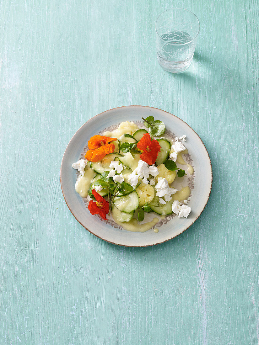 Gurkensalat mit Ananas und Feta