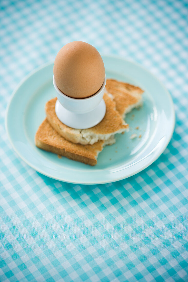 Ei im Eierbecher auf Toast