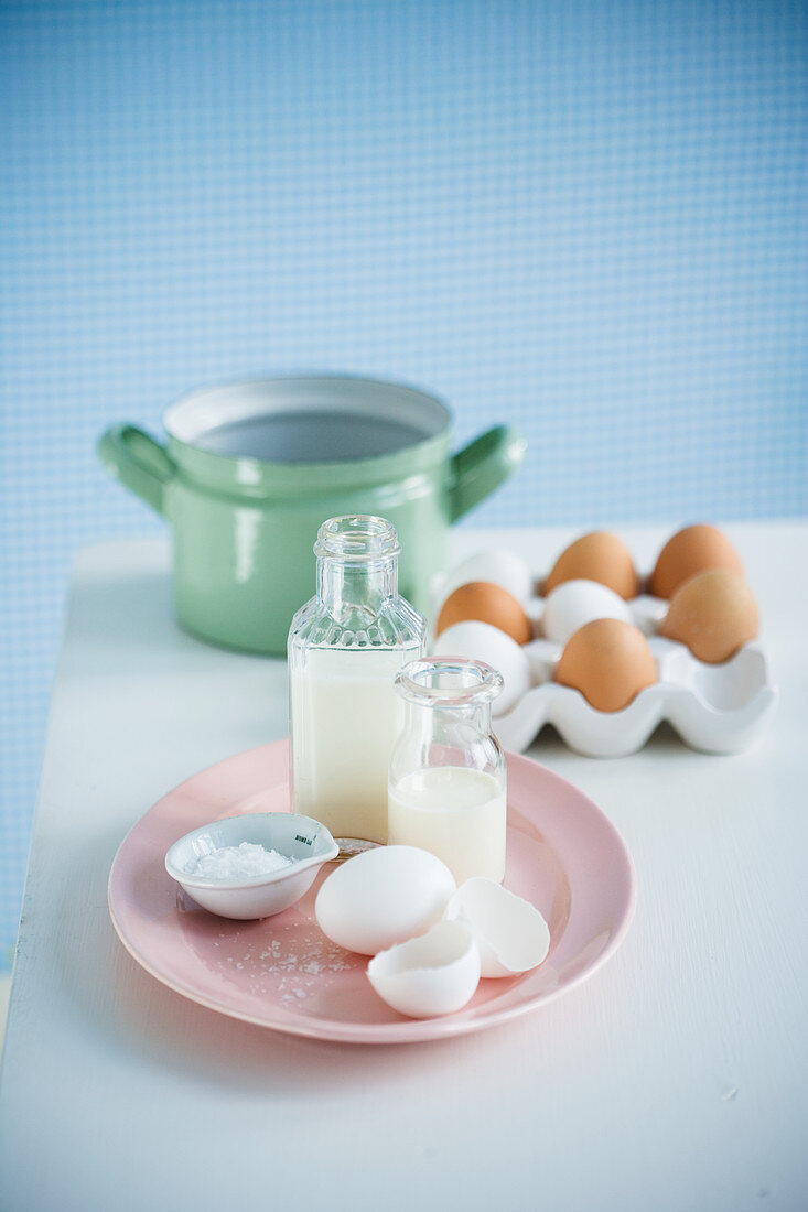 Milch, Sahne, Eier und Salz