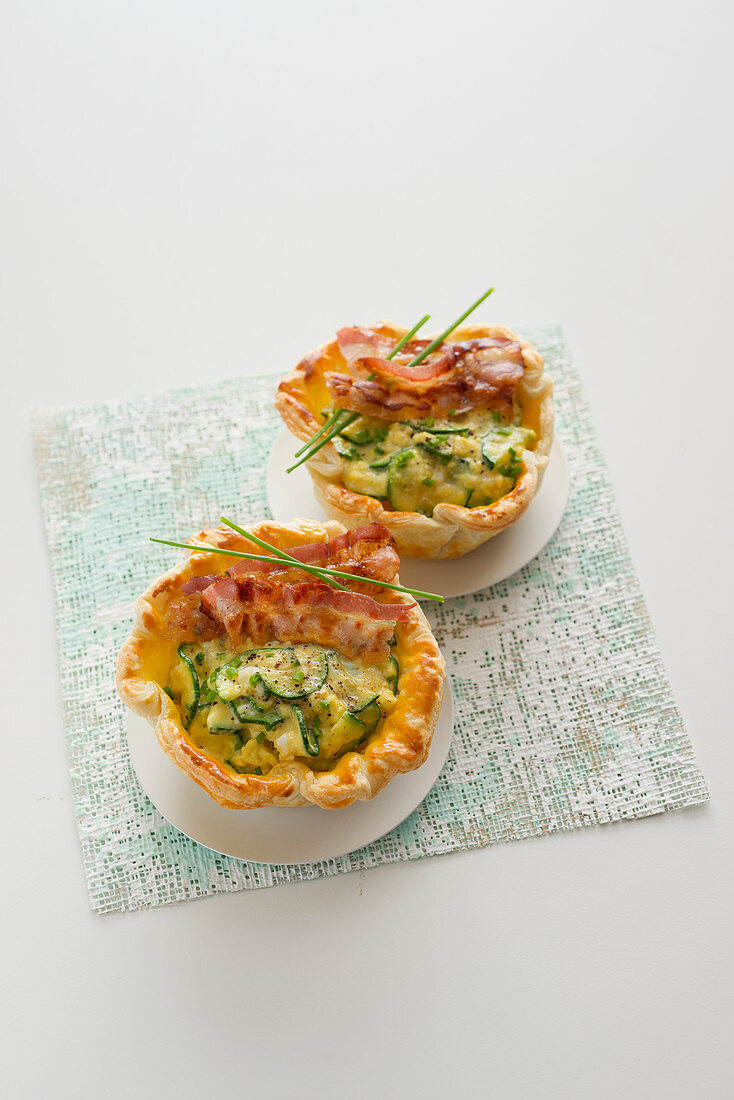 Teigschalen mit Zucchini, Ei und Speck