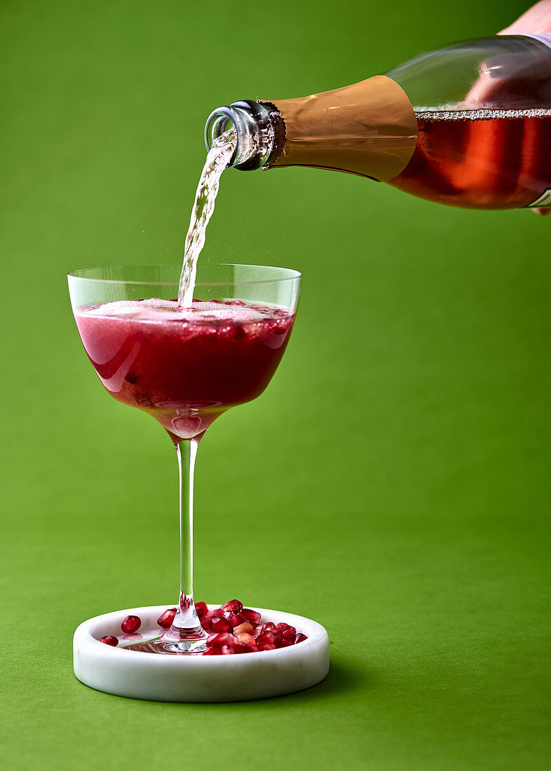 Cocktail mit Rose-Sekt, Granatapfelsaft und Rosenwasser