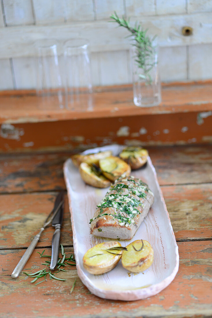 Schweinefilet mit Knoblauchbutter und Rosmarinkartoffeln