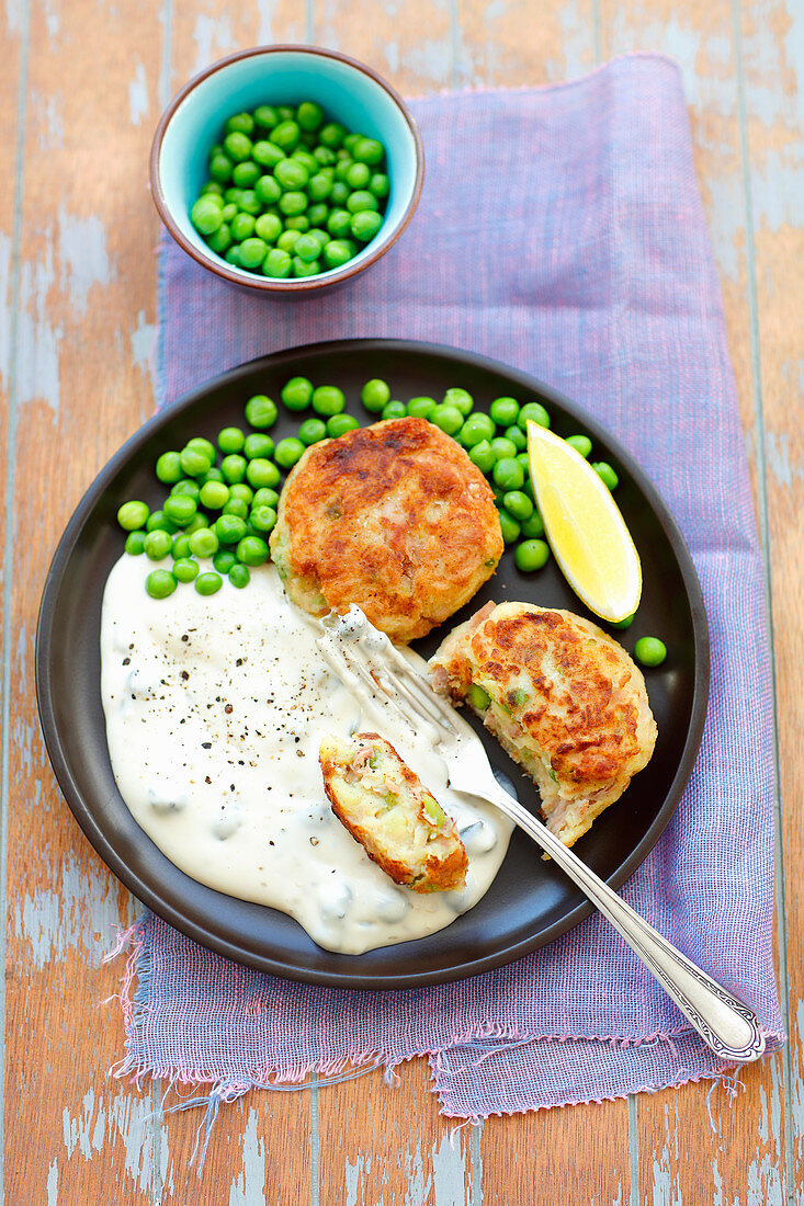 Thunfisch-Kartoffel-Puffer mit grünen Erbsen und Sauce Tartare