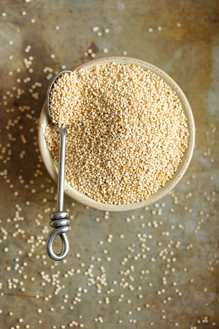 Andenhirse (Quinoa) in Schale mit Löffel
