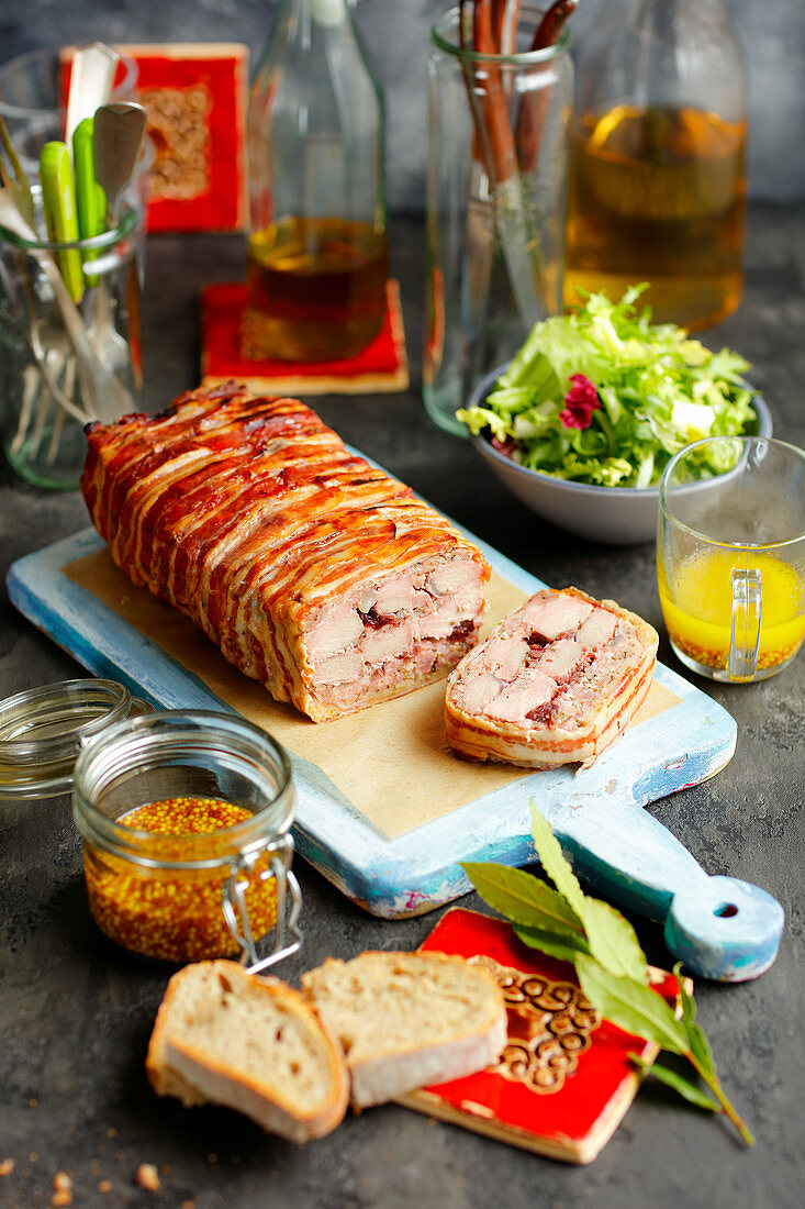 Schweinefilet-Terrine mit Cranberrymarmelade und Bacon