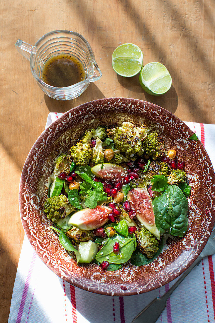 Salad with roasted romanesco, spinach, figs and pomegranate seeds