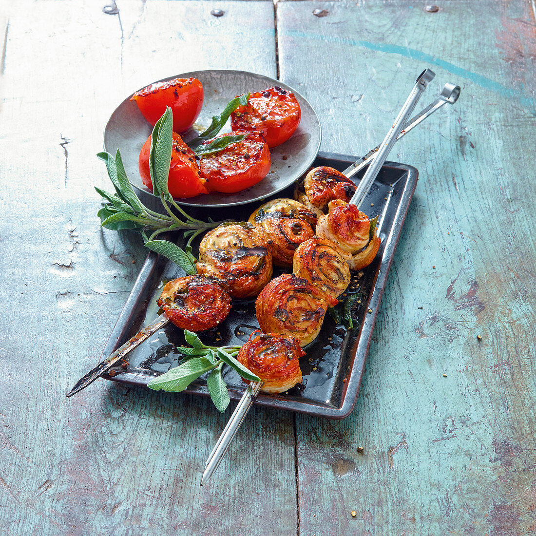 Grilled turkey and sage skewers with tomatoes