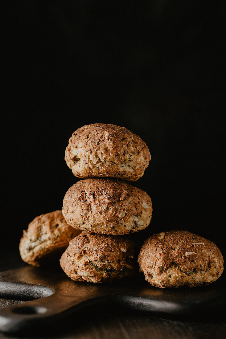 Glutenfreie Brötchen mit Leinsamen, Sonnenblumenkernen und Chiasamen