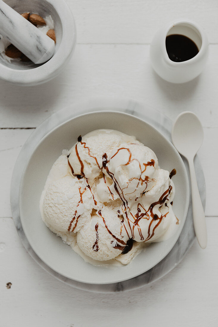 Vanilla ice cream with chocolate sauce