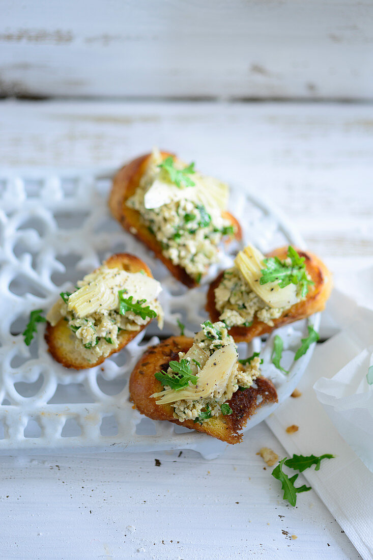 Crostini with an artichoke and tofu spread