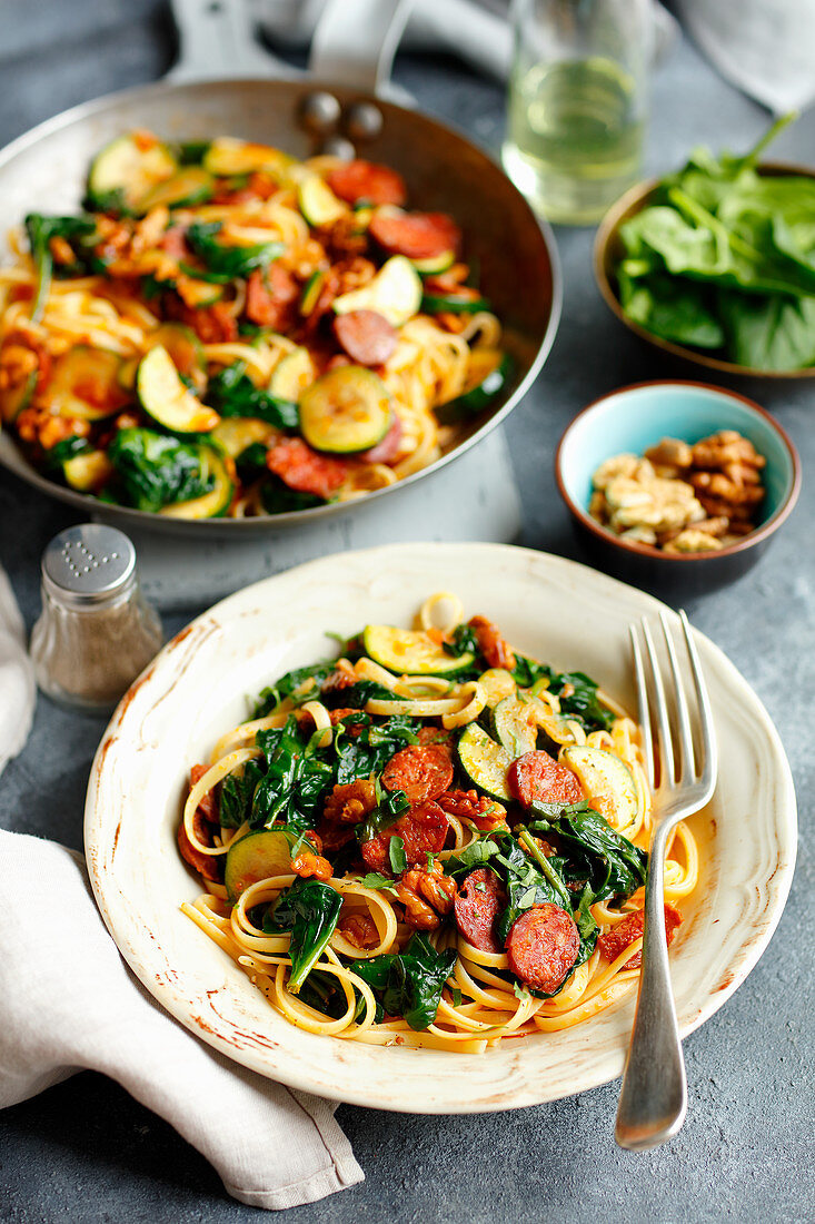 Pasta mit Chorizo, Spinat, Zucchini und Walnüssen