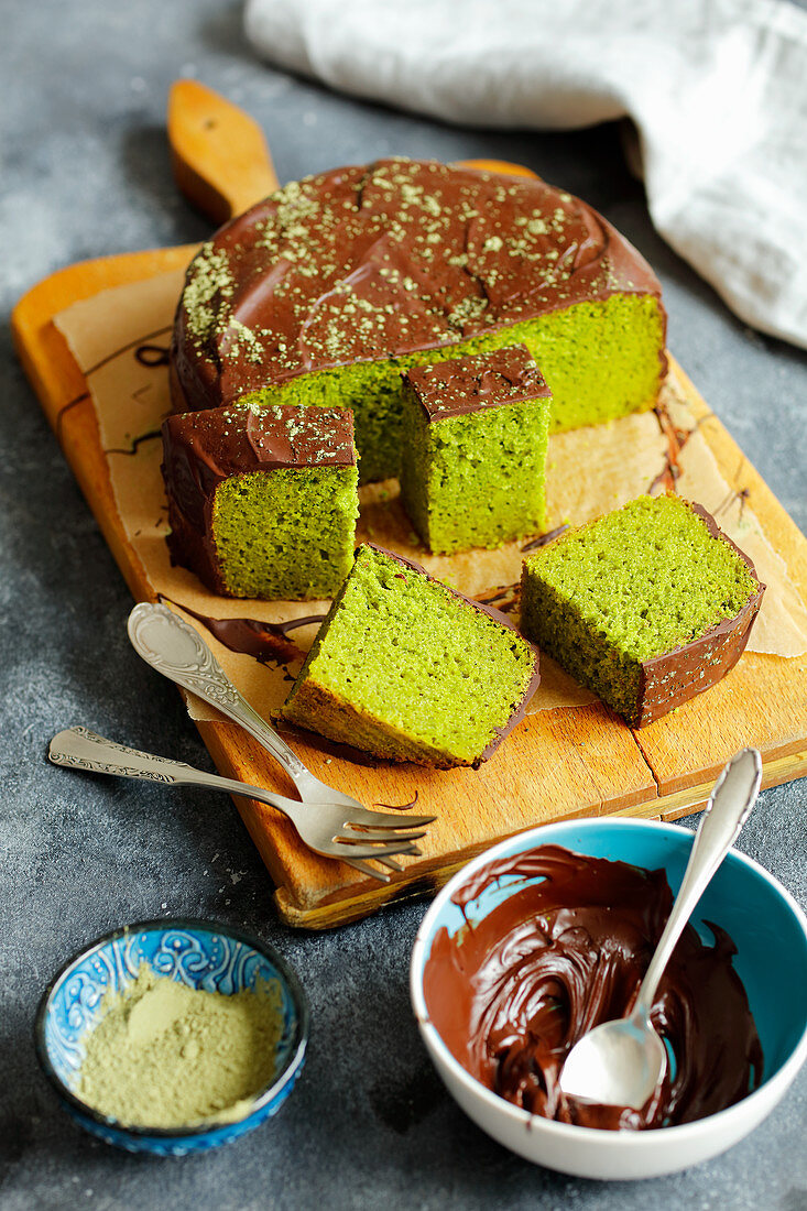 Spinach cake with chocolate glaze