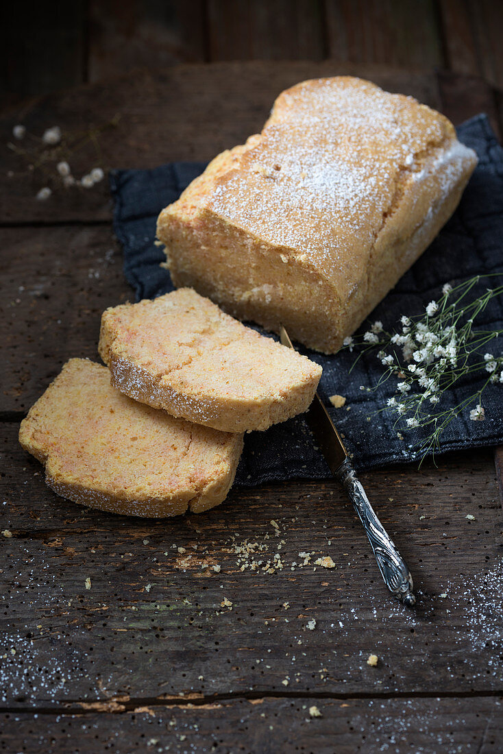 Veganer, glutenfreier Zitronenrührkuchen, angeschnitten