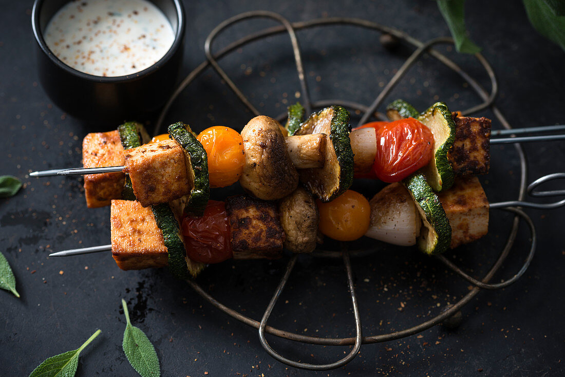 Gegrillte Tofu-Gemüsespiesse mit Kräutersauce (vegan)