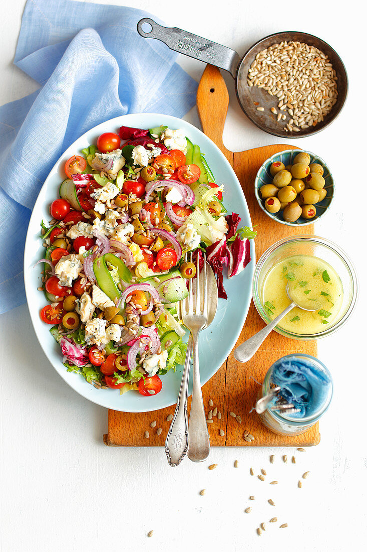 Salat mit Kirschtomaten, Zucchini und Blauschimmelkäse