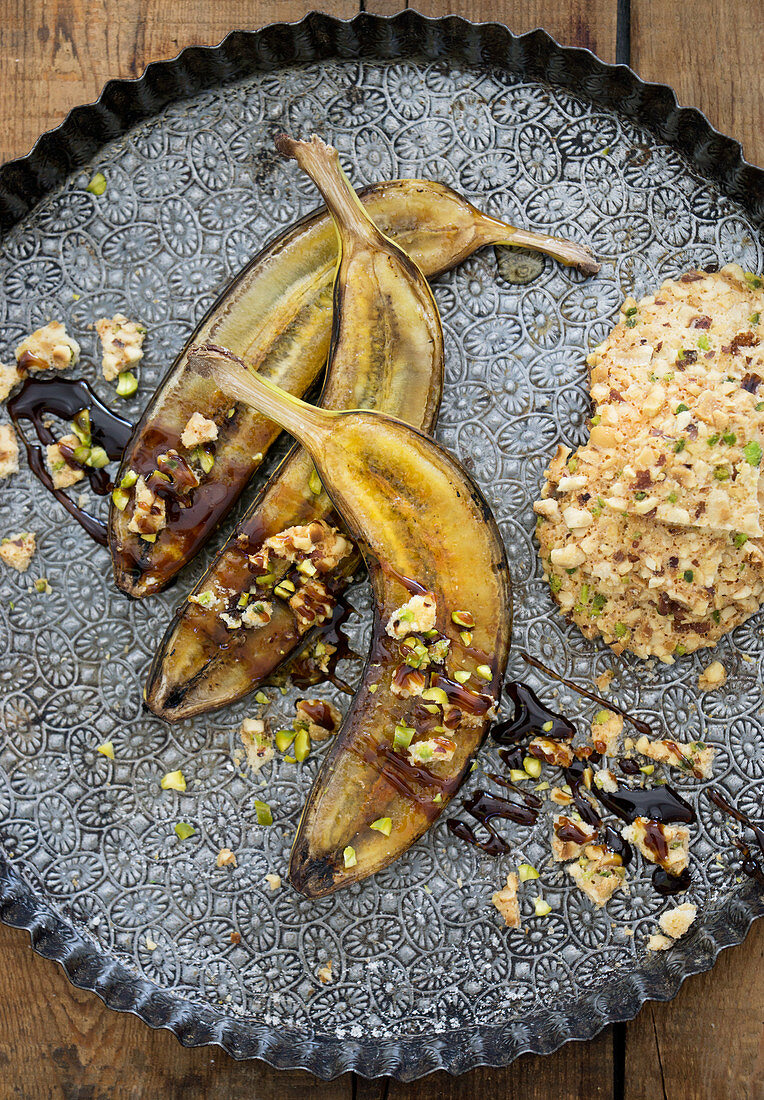 Gebratene Bananen mit Sirup und Haferflockenkeksen