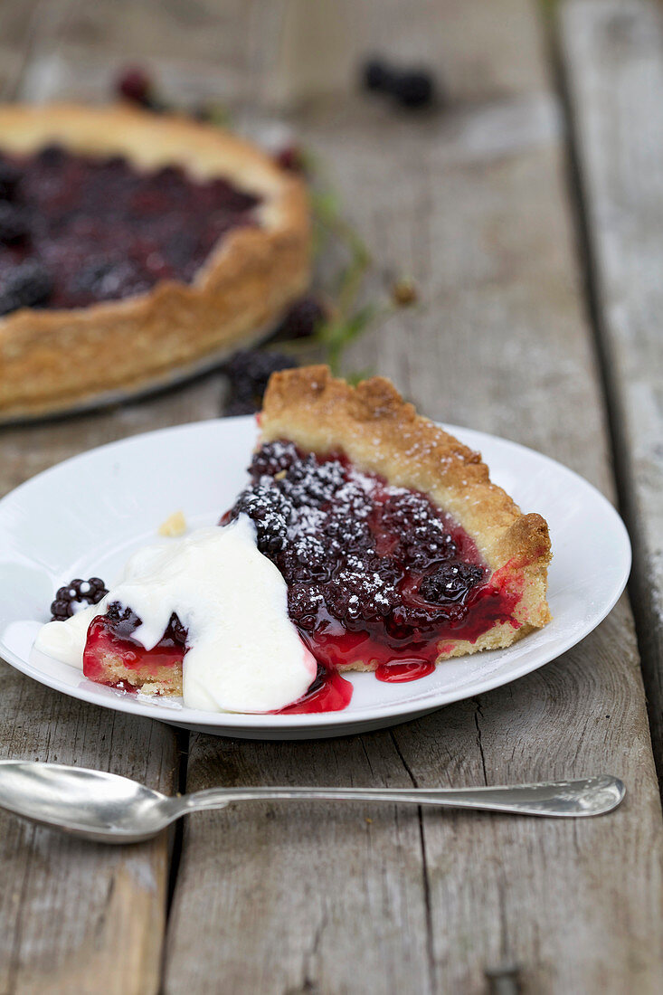 Brombeertarte mit Schlagsahne