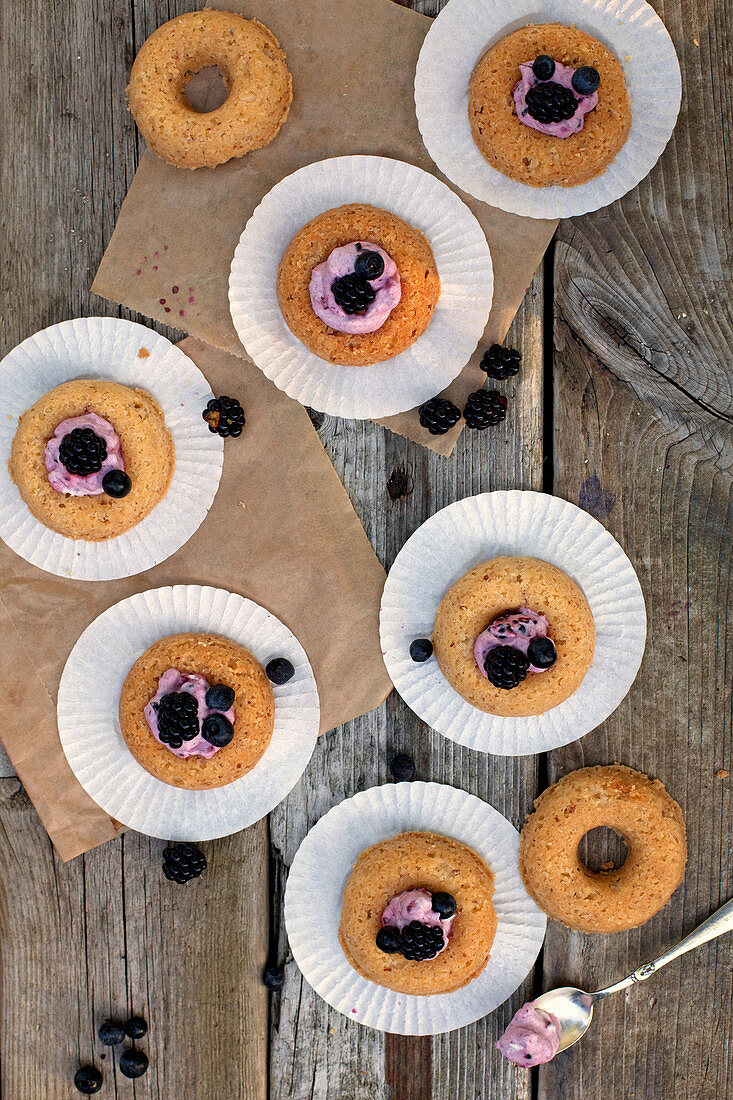 Almond rings with cream and berries