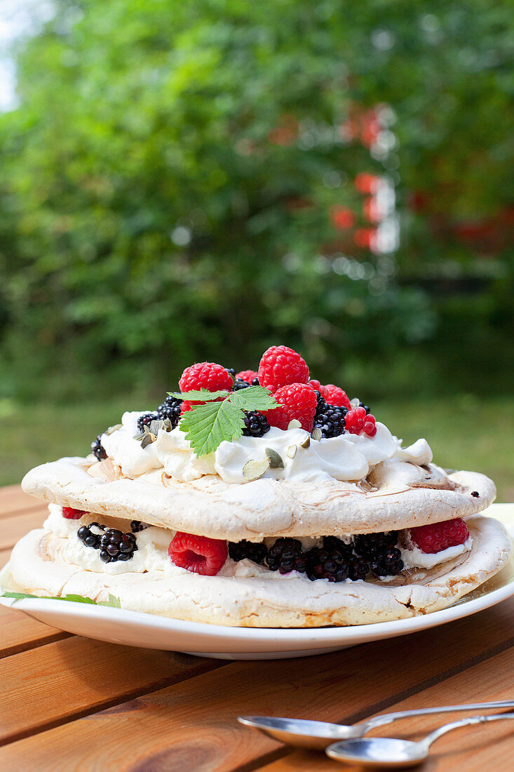 Pavlova mit Sahne und Beeren