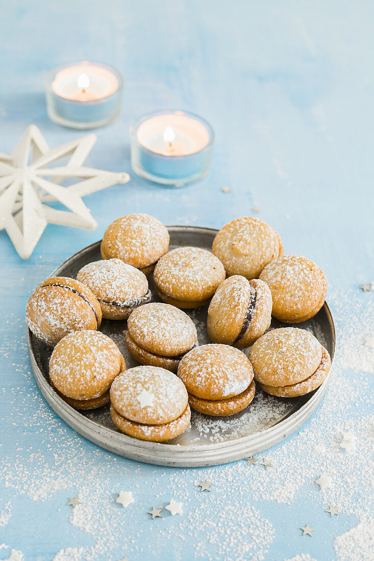 Baci di dama (Mandelkekse mit Schokoladencreme, Italien)