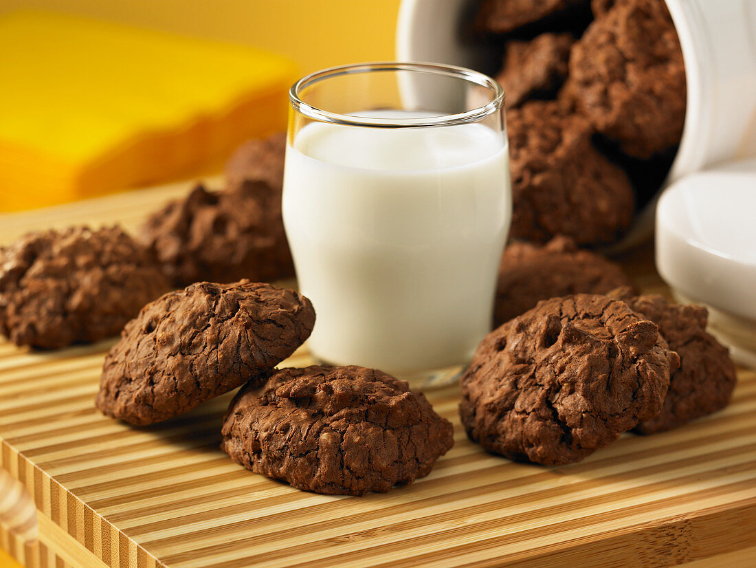 Schokoladen-Mandel-Kekse und Glas Milch