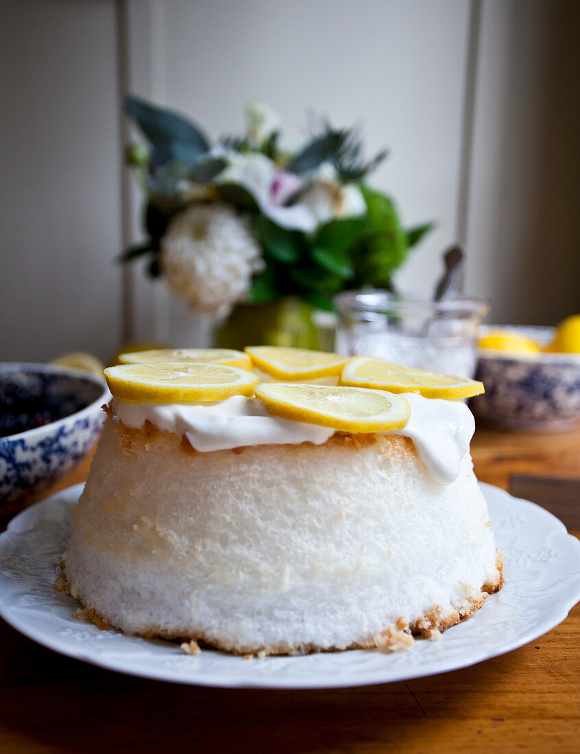 Angel Food Cake mit Schlagsahne und Zitronenscheiben