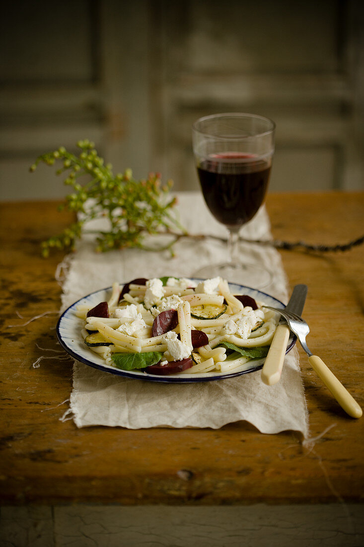 Nudelsalat mit rote Bete, Ziegenfrischkäse und Honigdressing