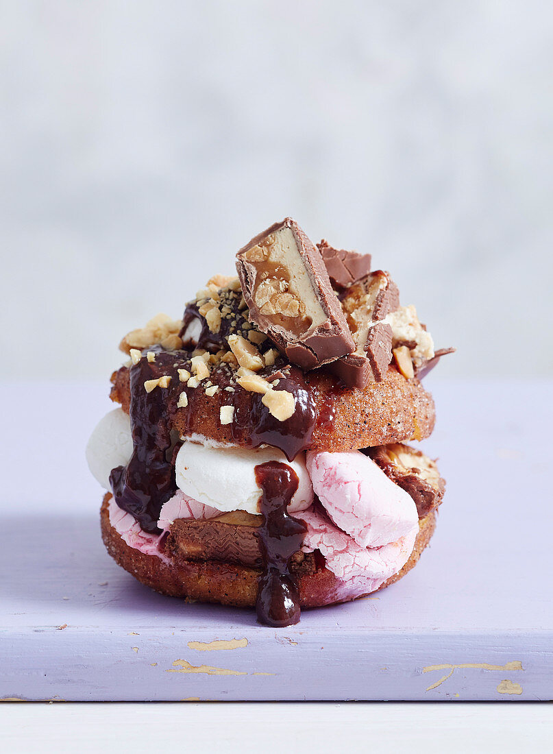 Schoko-Nuss-Donut mit Marshmallows