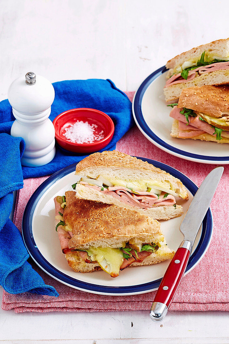 Toasties mit Birnen und Mortadella