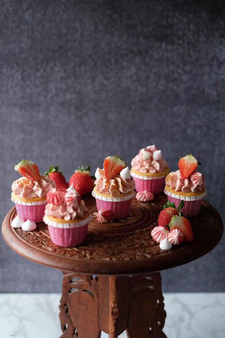 Strawberry and marshmallow cupcakes