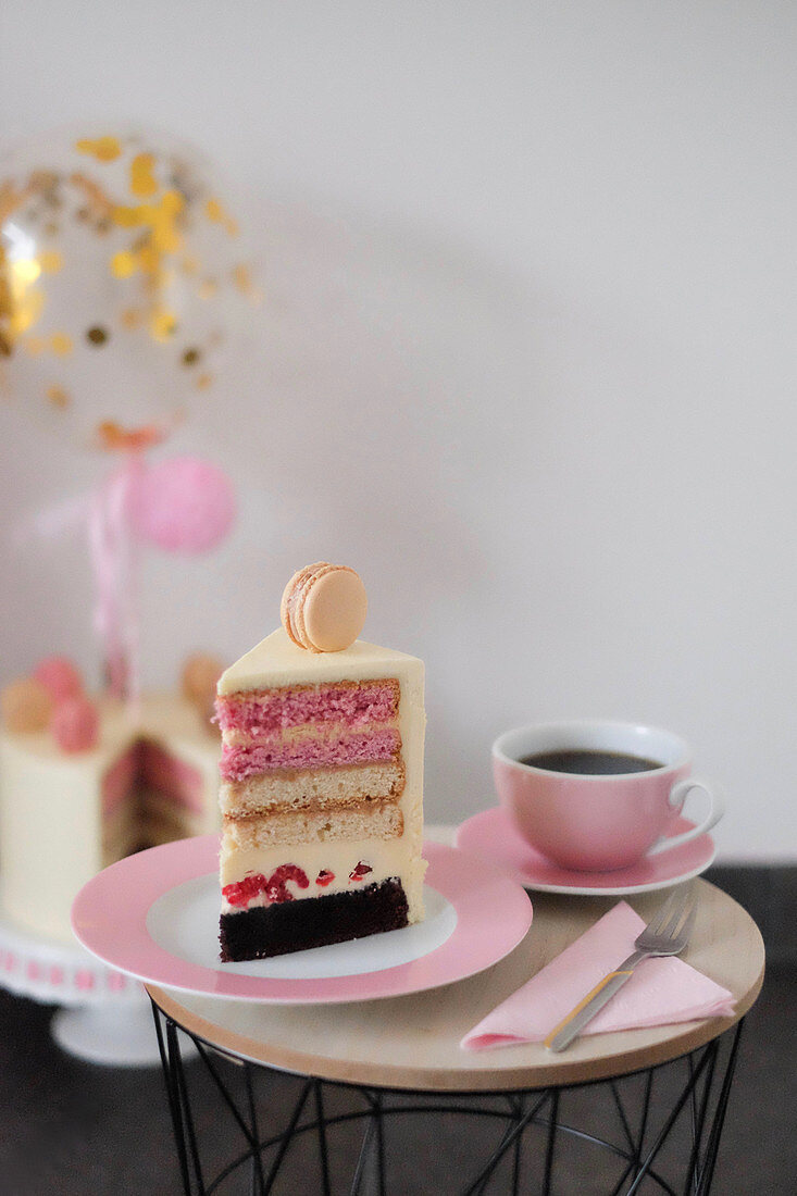 Neapolitanische Torte mit Vanille, Himbeere und Schokolade