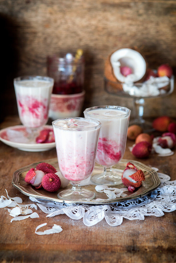 Kokosnuss-Milchshakes mit Himbeeren und Litschis