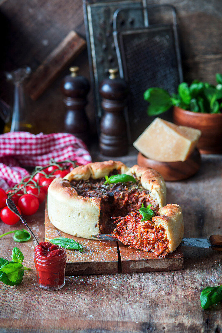 Pizza-Pie mit Rindfleisch und Tomaten, angeschnitten