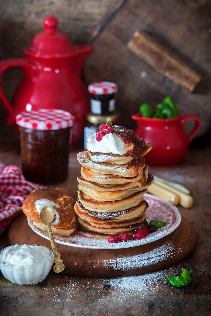 Pancakes mit Marmelade und Sahne, gestapelt