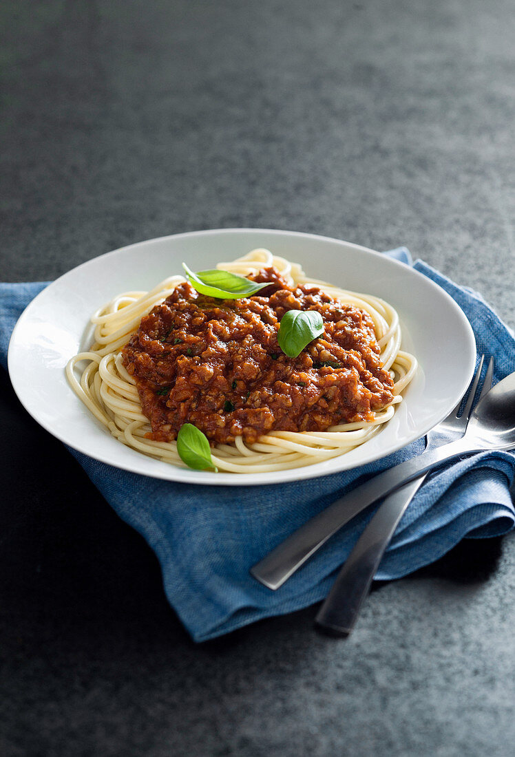 Spaghetti Bolognese mit Basilikum