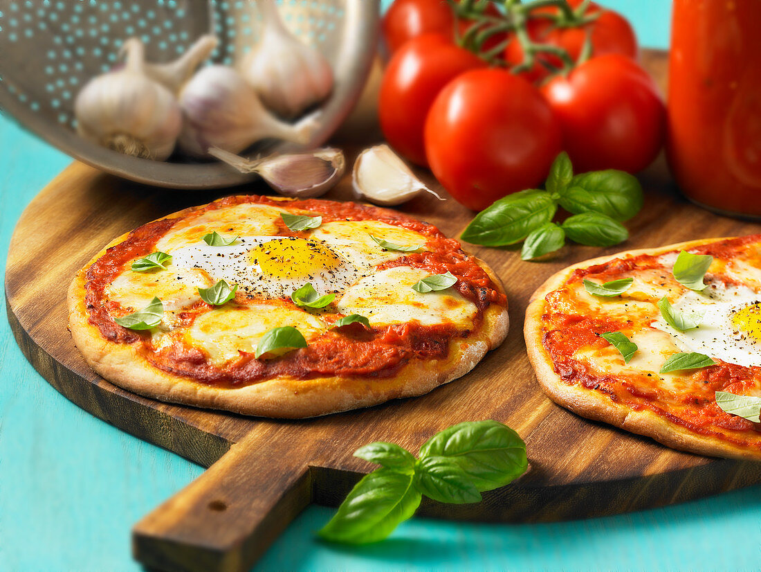 Margarita pizzas with egg