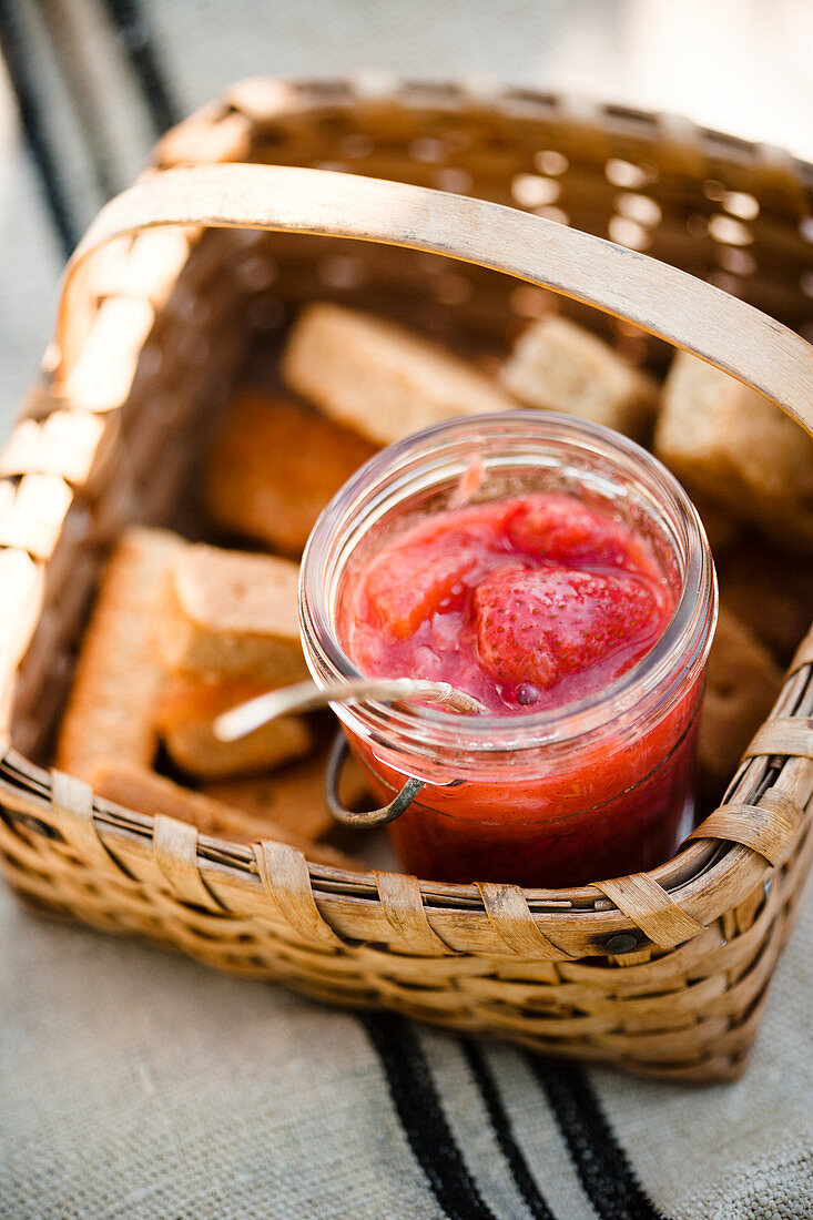 Frische Erdbeermarmelade im Picknickkorb