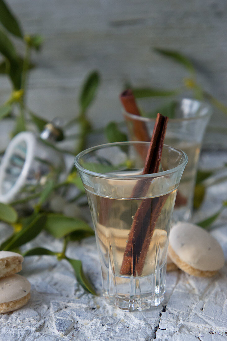 Heißer Zwetschgenschnaps mit Zimtstange