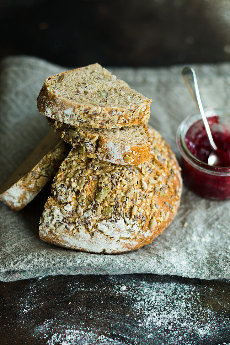 Angeschnittenes Vollkornbrot und Marmelade