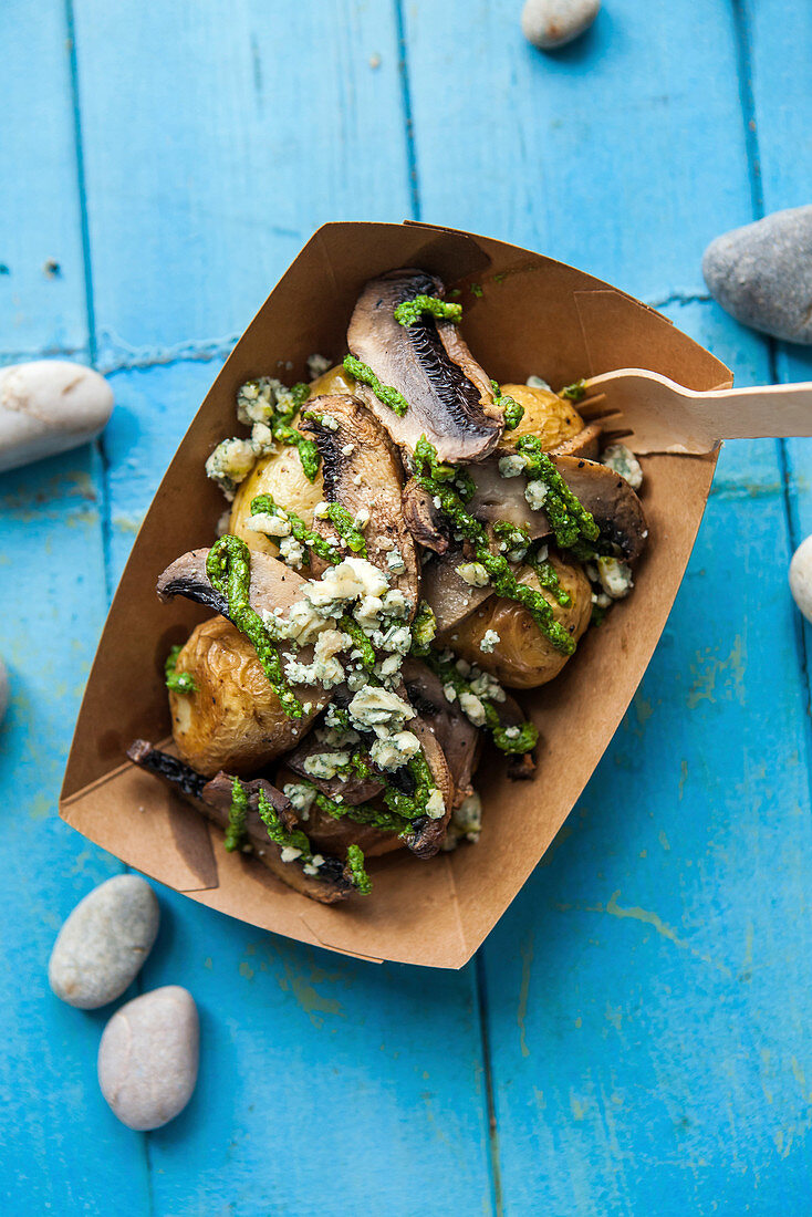 Roast potatoes with blue cheese and mushrooms