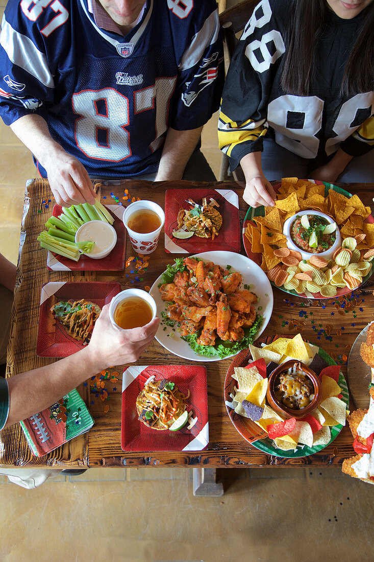 Chicken Wings, Chili mit Maischips und Bier (USA)