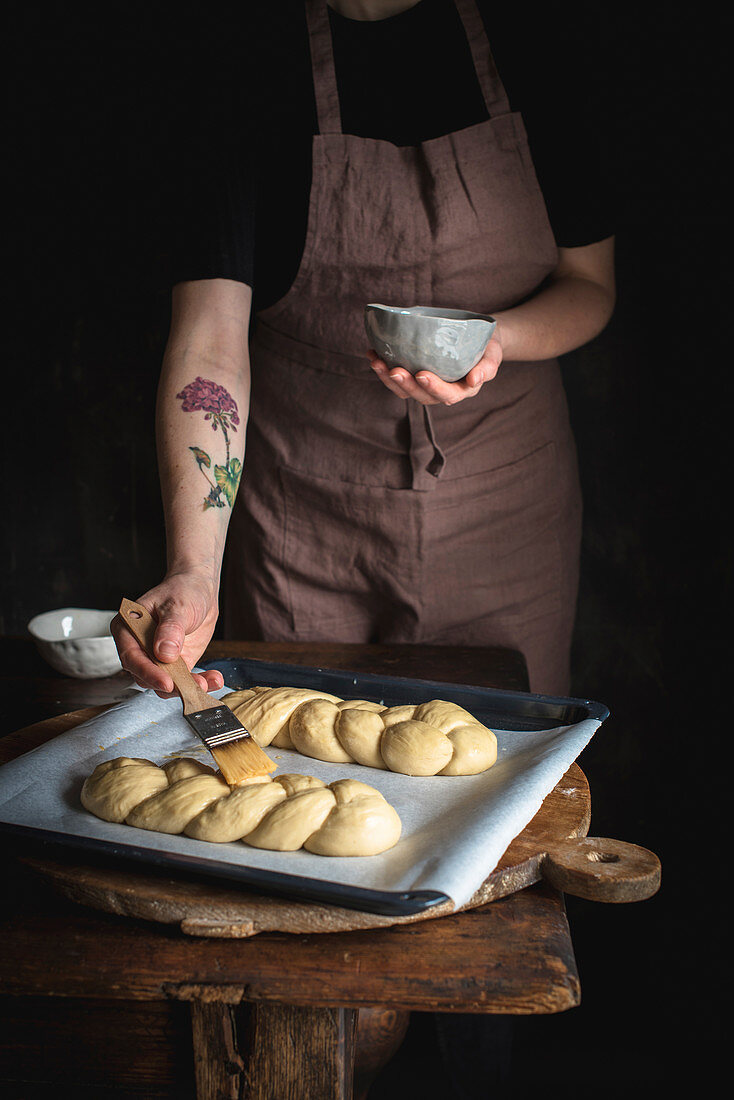 Challah-Brot (jüdische Küche) zubereiten: Hefezopf mit Butter einpinseln