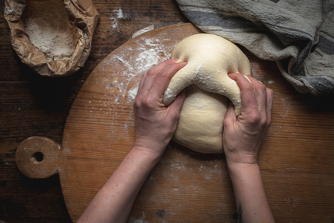 Challah-Brot (jüdische Küche) zubereiten: Hefeteig kneten