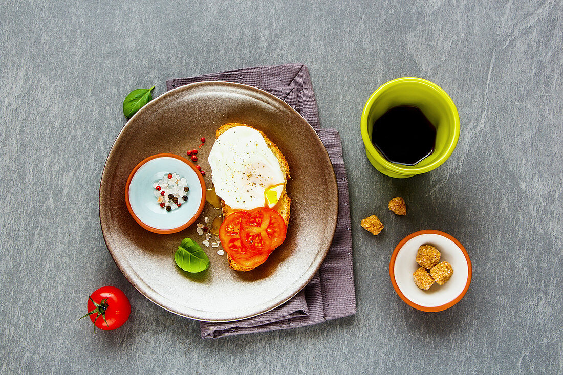Bruschetta mit pochiertem Ei und Tomaten zum Frühstückskaffee