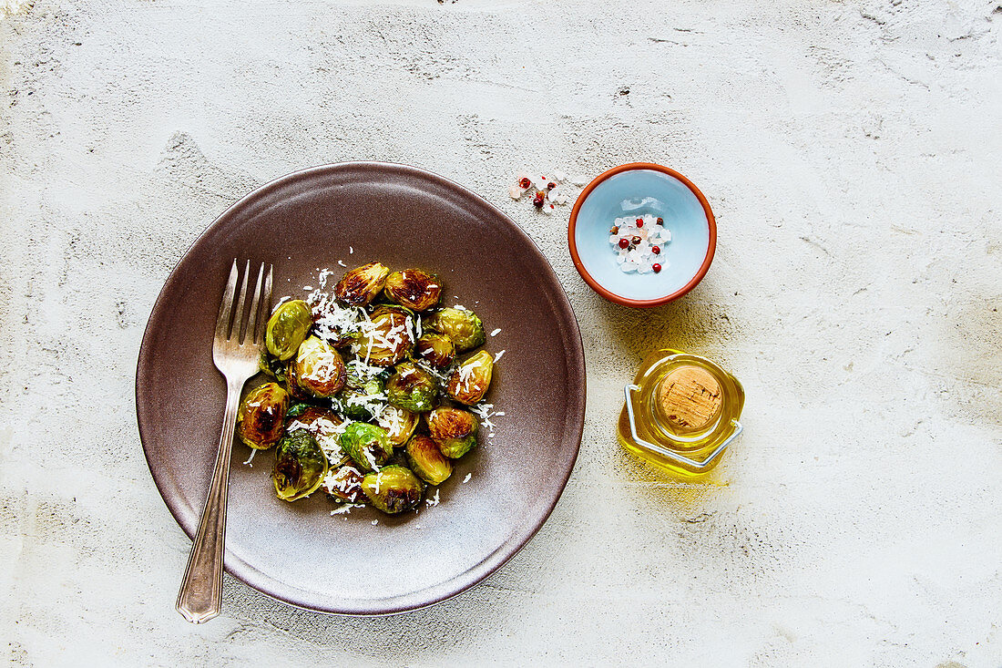 Roasted Brussels sprouts with Parmesan cheese (seen from above)