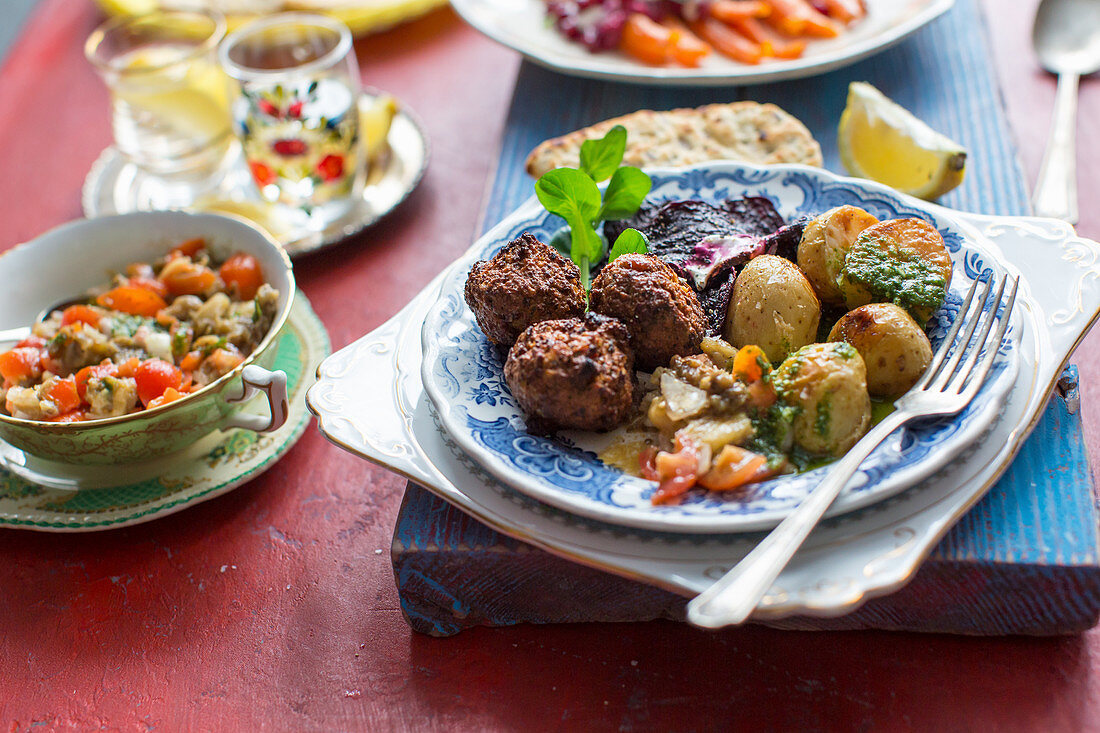 Falafel mit Mutabal-Dip, Bratkartoffeln und Rote Bete