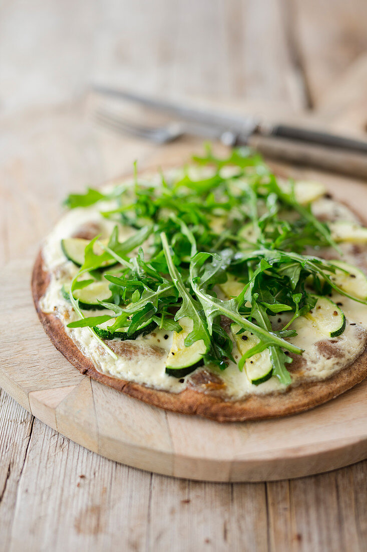 Low-carb tarte flambée with courgette and rocket